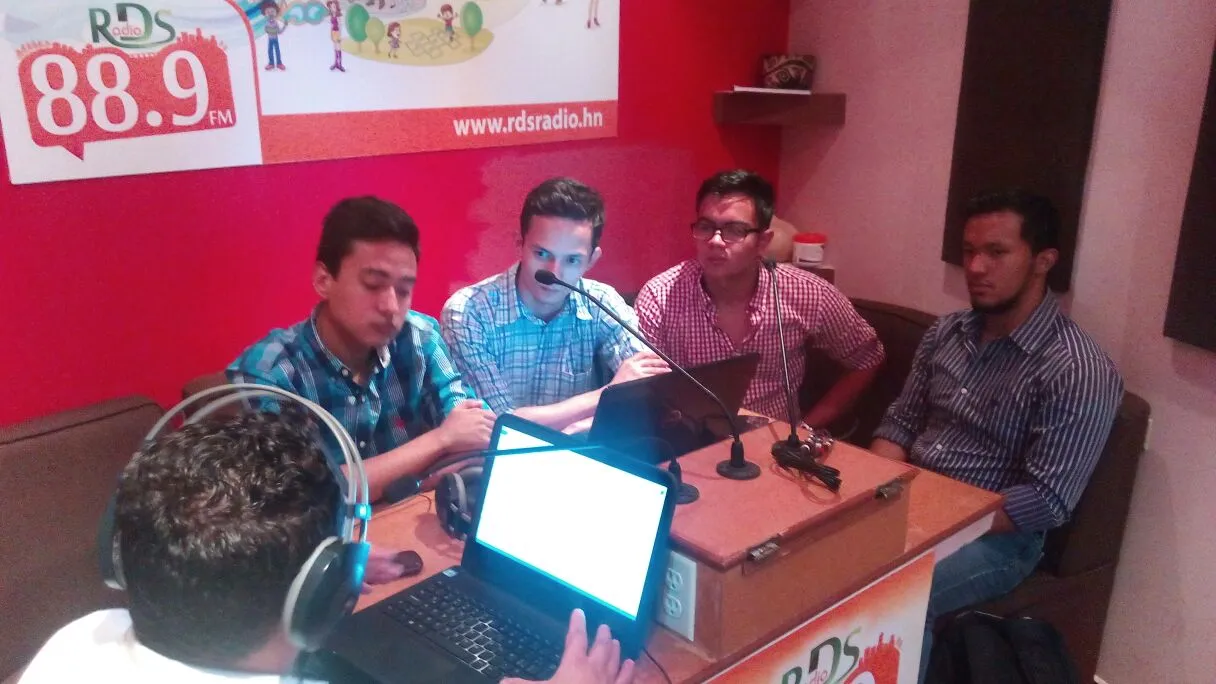 Victor, Ricardo, Oswaldo y Lombardo en un programa radial hablando acerca del futuro de las apps en Honduras